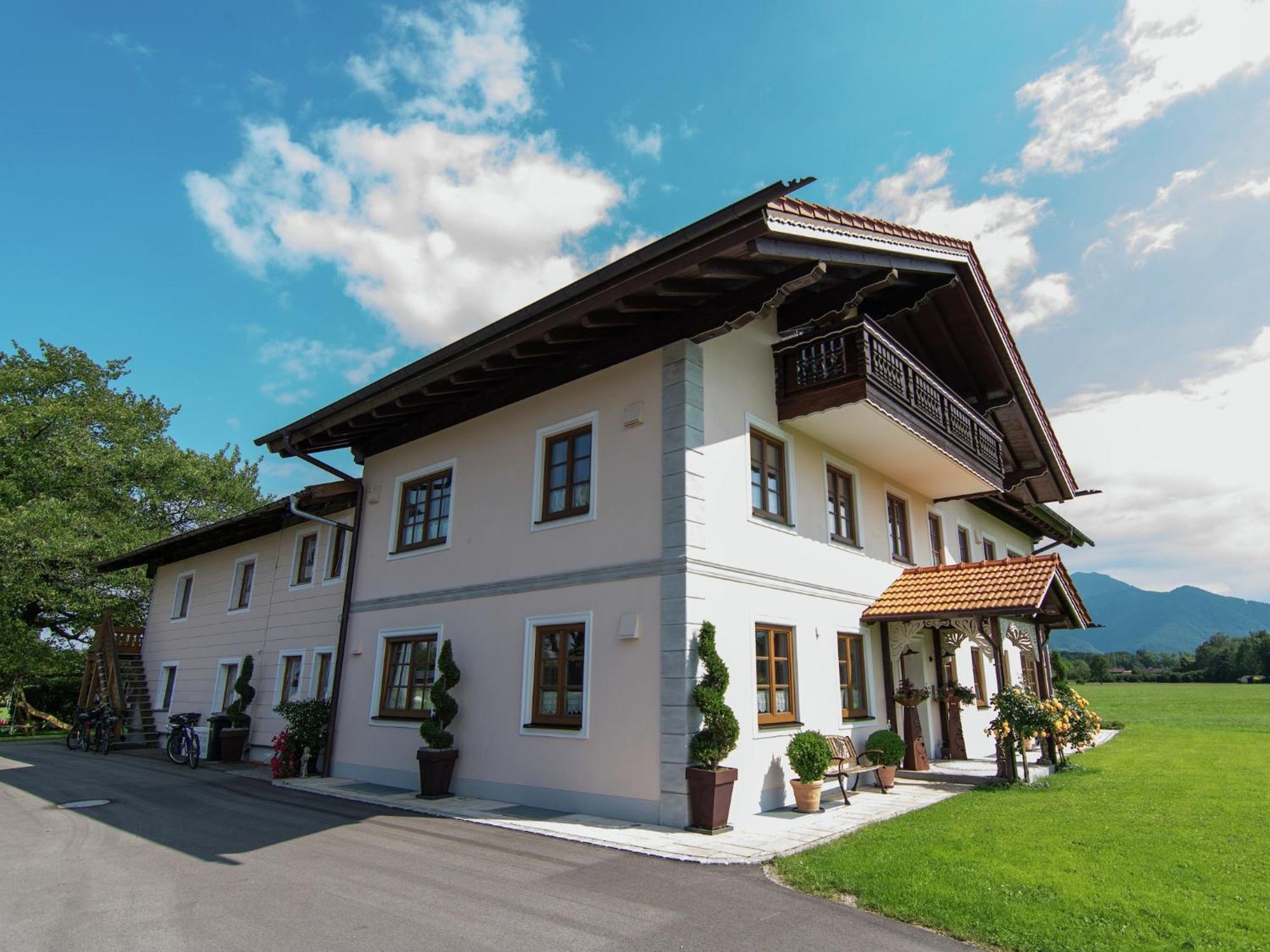 Alluring Holiday Home In Ubersee With Whirlpool Exterior foto